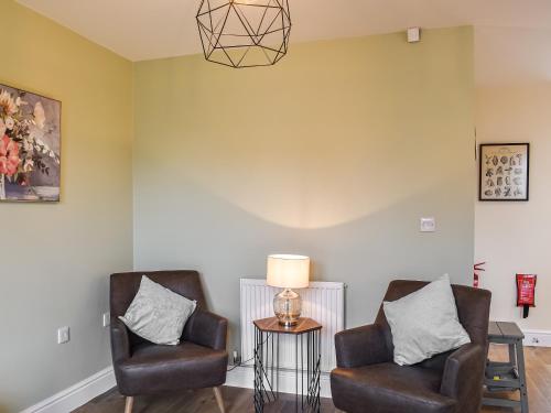 two chairs and a lamp in a living room at The Garth in Helmsley