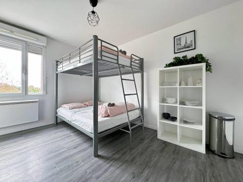 a bedroom with a bunk bed and a book shelf at Le 82 - Studio pour 4 à 3 minutes de Disneyland Paris in Montévrain