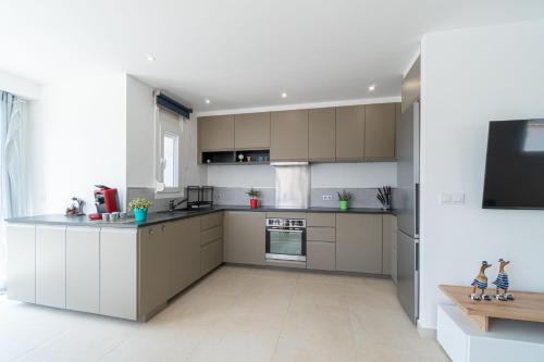Apart-rent Villa Cap Ras 0040 al canal con piscina y amarre
