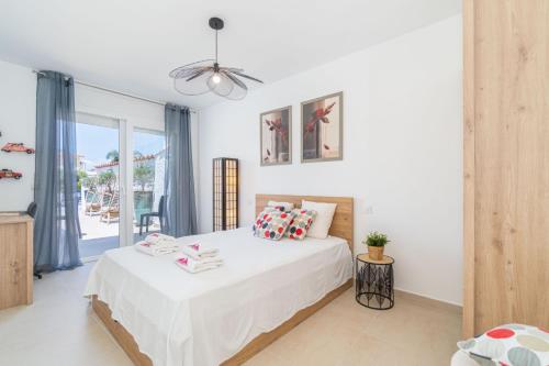 Apart-rent Villa Cap Ras 0040 al canal con piscina y amarre