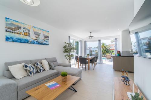 Apart-rent Villa Cap Ras 0040 al canal con piscina y amarre