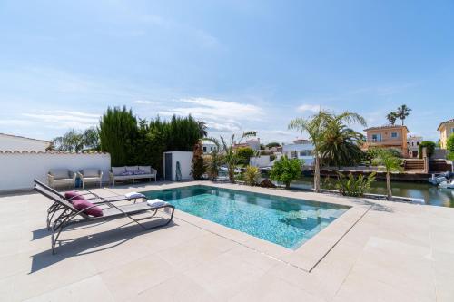 Apart-rent Villa Cap Ras 0040 al canal con piscina y amarre