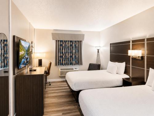 a hotel room with two beds and a desk at Blaine Town Inn & Suites in Blaine