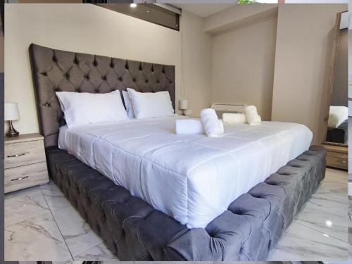 RAGK Lux Living 50m Train, Shared Pool & Parking