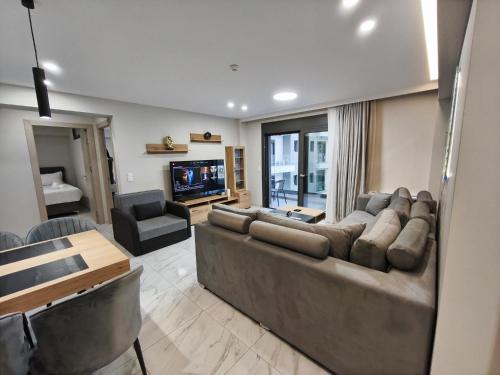 RAGK Lux Living 50m Train, Shared Pool & Parking