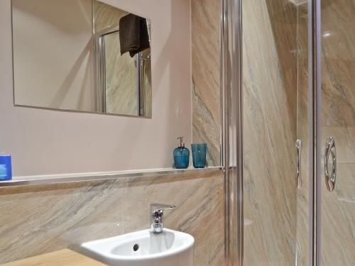 a bathroom with a sink and a mirror at Buchanan's Bothy in Glencarse