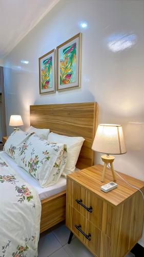 a bedroom with a bed and two lamps on a night stand at La case Dytobi Mermoz in Dakar