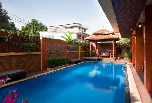 una piscina en medio de una casa en Lamphu Tree House Boutique Hotel en Bangkok