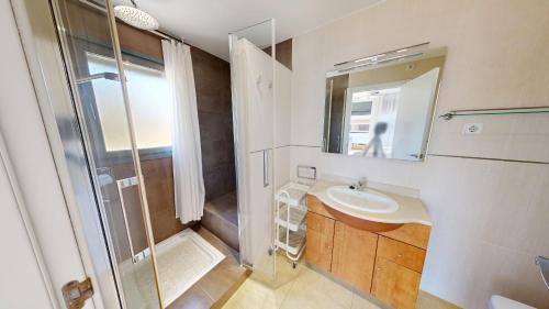 a bathroom with a sink and a shower at Villa Arenal in L'Ampolla