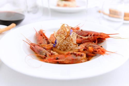 a plate of shrimp on a white table at Hotel Cala Del Porto in Vibo Valentia Marina