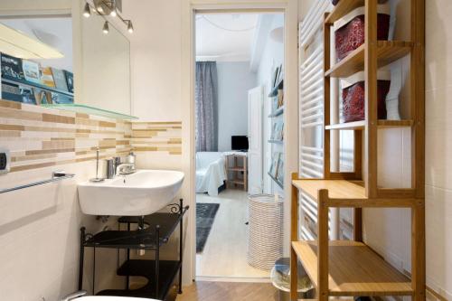 a small bathroom with a sink and a mirror at Il Giardino di Magò in Massa