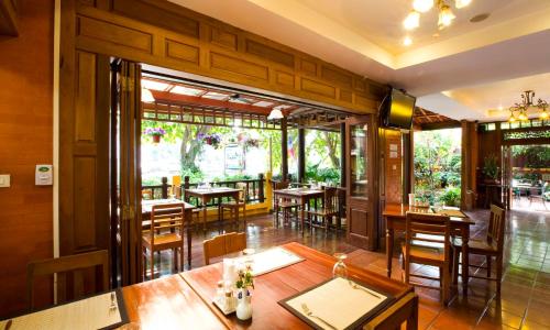 מסעדה או מקום אחר לאכול בו ב-Lamphu Tree House Boutique Hotel