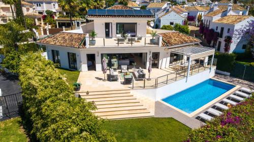 VACATION MARBELLA I Villa Sharma, Sea View Villa, Prime Location, Heated Pool, Sauna, Cine & Entertainment Room, Close to The Beach and Puerto Banus