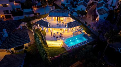 VACATION MARBELLA I Villa Sharma, Sea View Villa, Prime Location, Heated Pool, Sauna, Cine & Entertainment Room, Close to The Beach and Puerto Banus