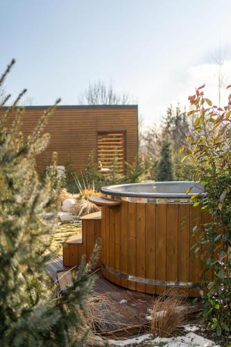 a hot tub in the middle of a garden at Nordlys Retreat in Teşila