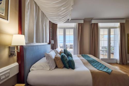ein Schlafzimmer mit einem großen Bett mit Kissen darauf in der Unterkunft Rock Hotel in Gibraltar