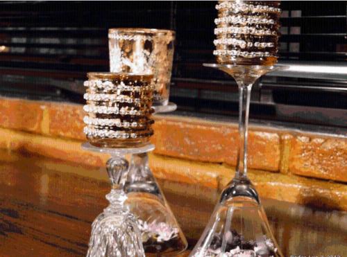 two wine glasses sitting on top of a table at Pousada Romântica Serra da Mata in Penedo