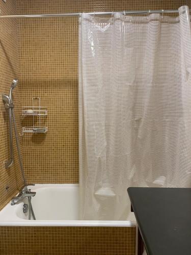Quiet & bright apartment - République