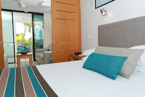 Giường trong phòng chung tại Beach Club Resort Mooloolaba