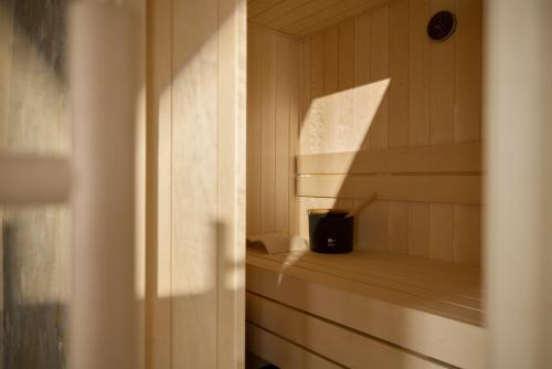 a small sauna with a black item in it at Gezeiten Suites Büsumer Deichhausen - Neueröffnung in Büsumer Deichhausen