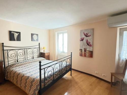 a bedroom with a bed and a window at 4VENTI by LigurianLife in Vallebona