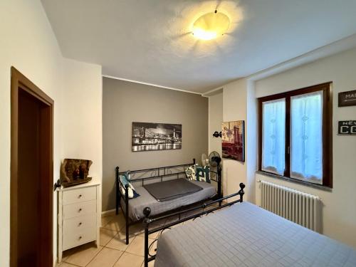 a bedroom with a bed and a window at Lake's Sound in Nesso