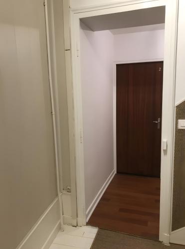 an empty hallway with a door and a room at Acionna Résidence Studio 30 M² in Bourbonne-les-Bains