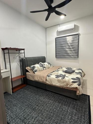a bedroom with a bed and a ceiling fan at Khaeel Homestay in Ipoh