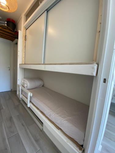 a small closet with a shelf in a room at Le Sunny Hardelot in Neufchâtel-Hardelot