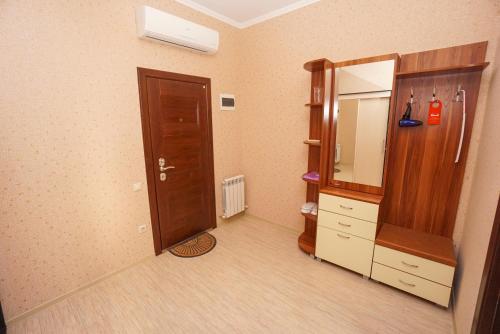 アドレルにあるАпартаменты на Тюльпанов 6のクローゼット、ドレッサー、鏡が備わる客室です。