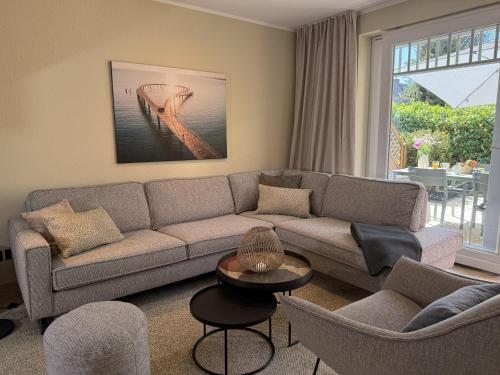 a living room with a couch and a table at 4Strandzeiten - Ferienhaus Luv in Timmendorfer Strand