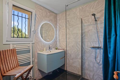 ein Badezimmer mit Waschbecken und Dusche in der Unterkunft Villa Same in Saint-Maximin-la-Sainte-Baume