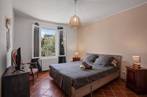 ein Schlafzimmer mit einem Bett und einem Fernseher in der Unterkunft Villa Same in Saint-Maximin-la-Sainte-Baume
