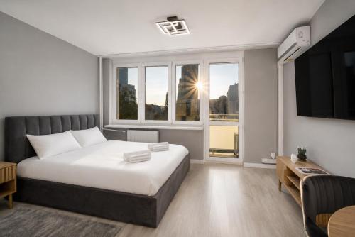 Wola District - Suite with Skyline View