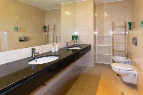 The Island Hideaway, City center APT free parking