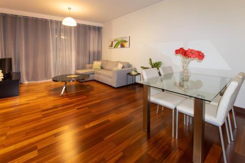 The Island Hideaway, City center APT free parking