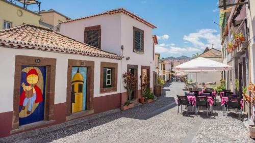 The Island Hideaway, City center APT free parking