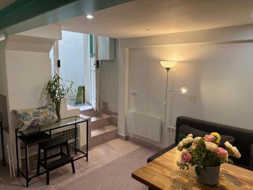 Duplex Marais - Steps from Pompidou Aldaro