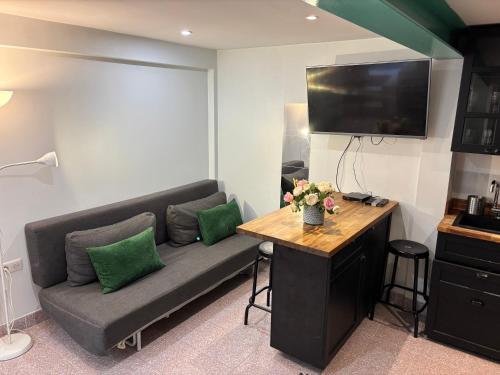 Duplex Marais - Steps from Pompidou Aldaro