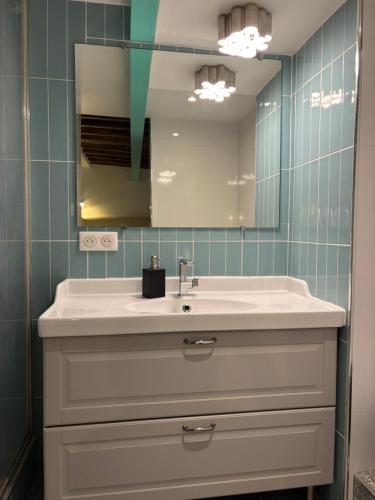 Duplex Marais - Steps from Pompidou Aldaro