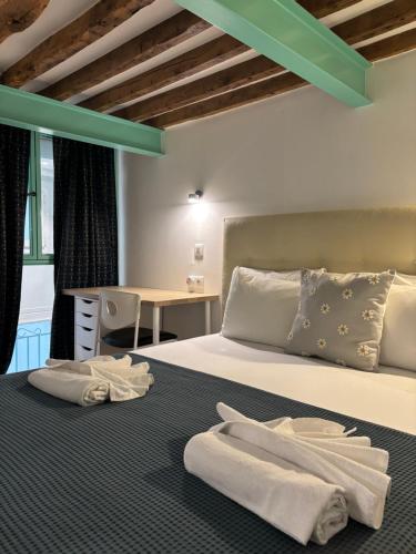 Duplex Marais - Steps from Pompidou Aldaro