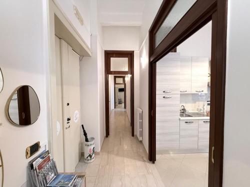 a hallway with a door leading to a kitchen at B&B ELEGANT LENA in Salerno