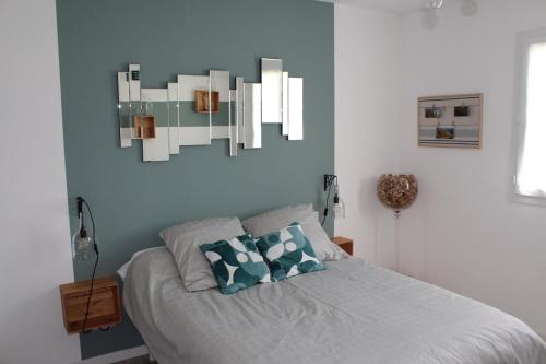 a bedroom with a bed and a mirror on the wall at Vue sur les Pyrénées in Madiran