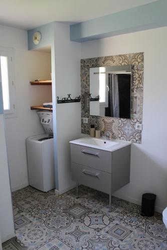 a bathroom with a sink and a mirror at Vue sur les Pyrénées in Madiran