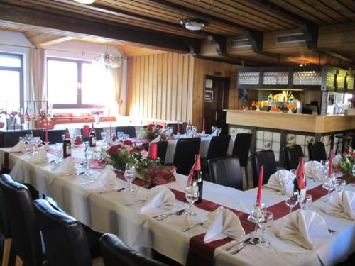 una sala da pranzo con tavoli e sedie con bicchieri da vino di Landgasthof Löwen a Tubinga
