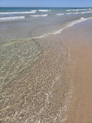 a beach with waves coming in from the ocean at Apartamento de Lujo Cerca de la Playa EL CAMPELLO in El Campello