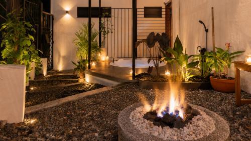 a garden with a fire pit in the middle at Amaru Suites Salento - Apartamentos con Jacuzzi y Vistas al Bosque in Salento