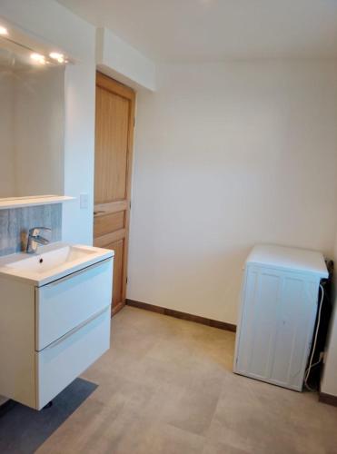 an empty room with a sink and a refrigerator at Gîte entre l'océan et le golfe in Surzur