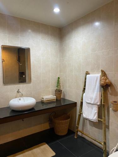 a bathroom with a sink and a mirror at Arunta Samui in Lipa Noi