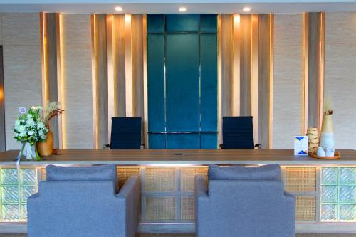 a waiting room with chairs and aasteryasteryasteryasteryasteryasteryasteryasteryastery at Coco Beach Hotel Jomtien Pattaya in Jomtien Beach